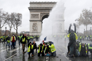 Φλέγεται ξανά το Παρίσι: Νέα επεισόδια - Κάηκε Λύκειο στην Τουλούζη