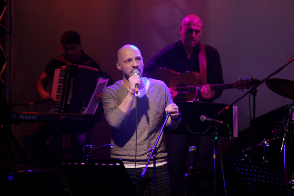 Οι 3+1 προσπάθειες του Νίκου Μουτσινά να υιοθετήσει παιδί (βίντεο)