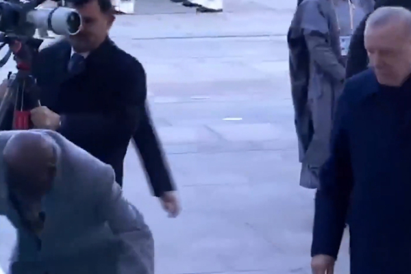 Τουρκία: Ο πρόεδρος της Νιγηρίας έπεσε ξανά - Στην τελετή υποδοχής από τον Ερντογάν (Βίντεο)