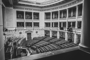 Αλλαγές στη Βουλή φέρνει η απόφαση για τους Σπαρτιάτες - Χαμηλώνει ο πήχης της πλειοψηφίας;