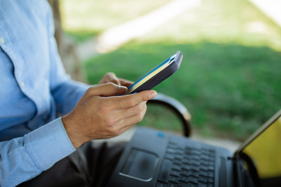 4,8 δισ. άνθρωποι χρησιμοποιούν mobile internet - Πού βρίσκεται το ψηφιακό χάσμα