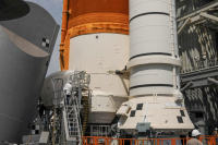 O πύραυλος SLS της NASA στο Launch Pad 39B, στο Διαστημικό Κέντρο Kennedy στη Φλόριντα σε φάση επισκευής . Φωτογραφία: (NASA/Chad Siwik)