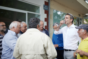 Ο Κυριάκος Μητσοτάκης είπε και μια μαντινάδα στο Θέρισο Χανίων (βίντεο)