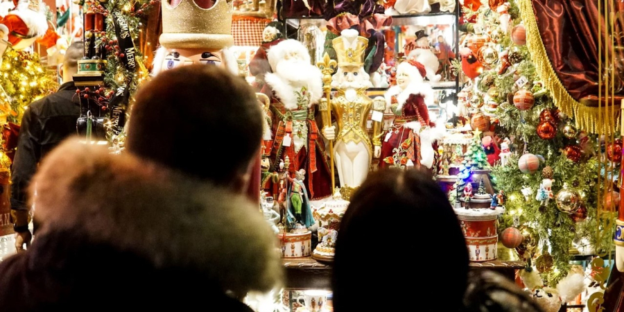 Εορταστικό ωράριο 2022: Πότε ξεκινά, τι ώρα θα ανοίγουν και θα κλείνουν τα μαγαζιά τα Χριστούγεννα και την Πρωτοχρονιά