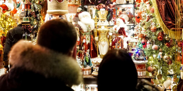 Εορταστικό ωράριο 2022: Πότε ξεκινά, τι ώρα θα ανοίγουν και θα κλείνουν τα μαγαζιά τα Χριστούγεννα και την Πρωτοχρονιά