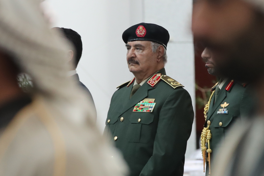 Και εκ των έσω βολές για τον Χαφτάρ