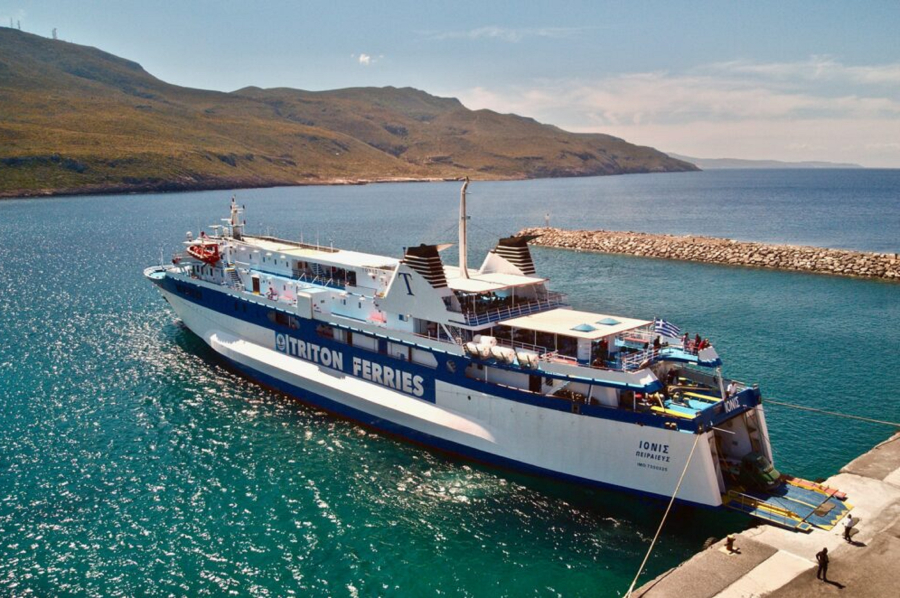 Έφτασε στο Λαύριο το πλοίο «Ιονίς» - Έπλεε με μία μηχανή, έπειτα από μπλακ άουτ