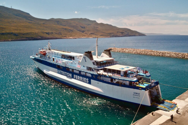 Έφτασε στο Λαύριο το πλοίο «Ιονίς» - Έπλεε με μία μηχανή, έπειτα από μπλακ άουτ