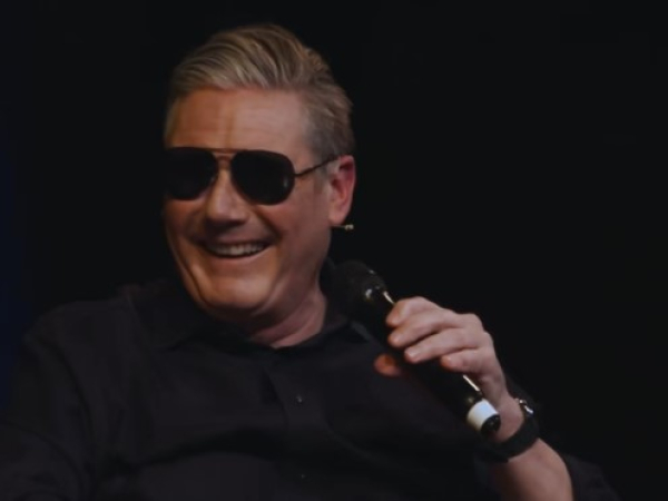 «Bonjour»: Ο Κιρ Στάρμερ χλευάζει τον Εμανουέλ Μακρόν φορώντας γυαλιά ηλίου (Βίντεο)