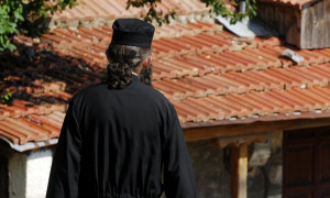 Στην αντεπίθεση ο ιερέας που κατηγορείται για ασέλγεια σε 12χρονη, βάζει στο «κάδρο» τον παππού
