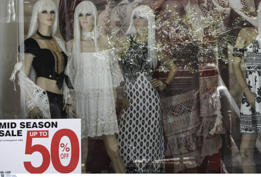 ΗΠΑ: Τα ρούχα μένουν στα ράφια και οι εταιρείες ρίχνουν τις τιμές