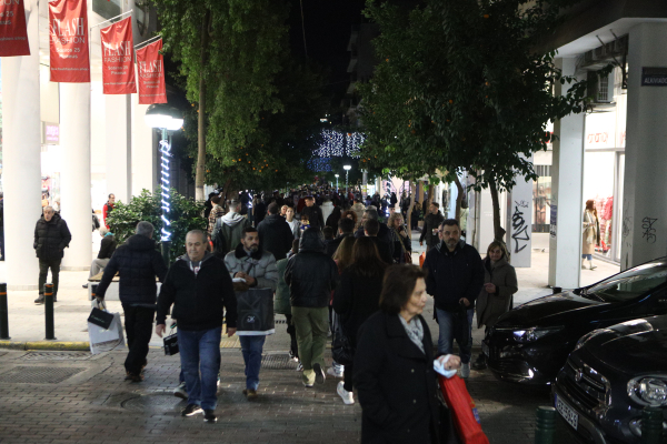 «Κόκκινη νύχτα» στον Πειραιά: Ανοιχτά καταστήματα μέχρι τις 11 το βράδυ
