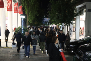 «Κόκκινη νύχτα» στον Πειραιά: Ανοιχτά καταστήματα μέχρι τις 11 το βράδυ