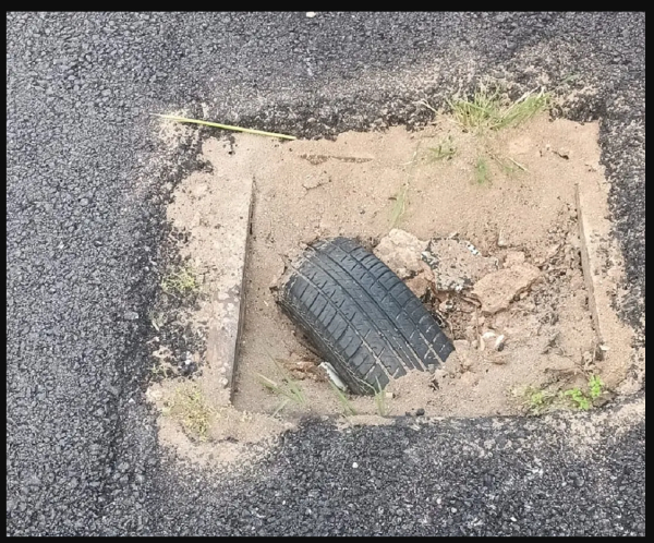 Ασφαλτόστρωσαν δρόμο αλλά δεν μετακίνησαν μία... ρόδα
