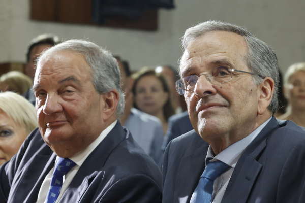 Τι αναφέρουν κυβερνητικές πηγές για τις ομιλίες των Κ. Καραμανλή και Αντ. Σαμαρά