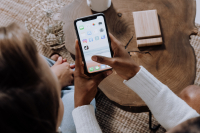Το TikTok αλλάζει: Βάζει όρια στους ανηλίκους -Μέχρι 60 λεπτά θα μπορούν να βρίσκονται στην εφαρμογή