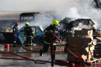 Φωτιά στον Ταύρο: Καίγονται παλέτες και σκουπίδια - 112 για τοξικούς καπνούς (Εικόνες &amp; Βίντεο)