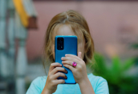 Τα smartphones δεν είναι ασφαλή για παιδιά κάτω των 13 ετών: Τι μπορούν να κάνουν οι γονείς