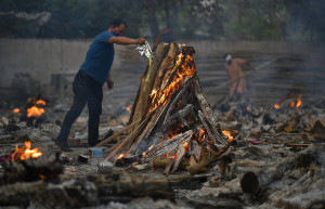 Εφιαλτική η κατάσταση στην Ινδία - Πάνω από 300.000 κρούσματα κορονοϊού και 3.498 θάνατοι
