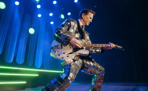 Release Athens 2026: Το πρόγραμμα της συναυλίας του Chris Isaak - Οδηγίες πρόσβασης στο Λυκαβηττό
