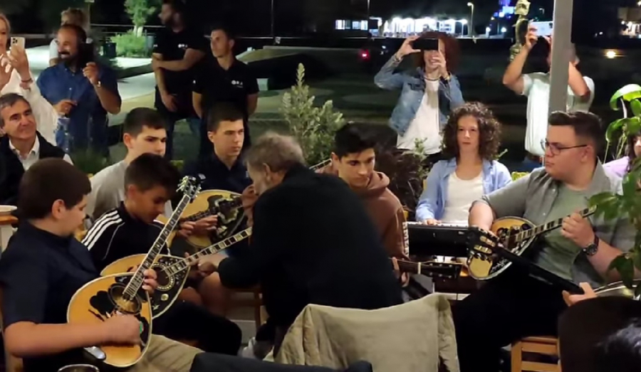 Διαφορετικοί κόσμοι: Άλλοι έπαιζαν ξύλο στα MAD, ο Ξαρχάκος διηύθυνε μια παιδική ορχήστρα (βίντεο)