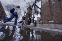 Το Harvard σηκώνει το λάβαρο της αντίστασης κατά του Τραμπ