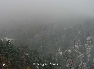 Ντύθηκε στα λευκά η Πάρνηθα: Χιονίζει στο καταφύγιο «Μπάφι»