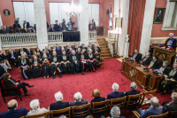 Το σταυροπόδι που... στράβωσε την ειδική τελετή για Πικραμμένο