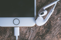 Προσεχώς iphone και android θα φορτίζουν με ίδιους φορτιστές
