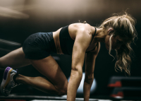 Personal trainer Lucía Aguado: «Το να μένεις αρκετά λεπτά σε στάση σανίδας είναι σαν να προσπαθείς να δυναμώσεις τα πόδια μόνο με το περπάτημα»