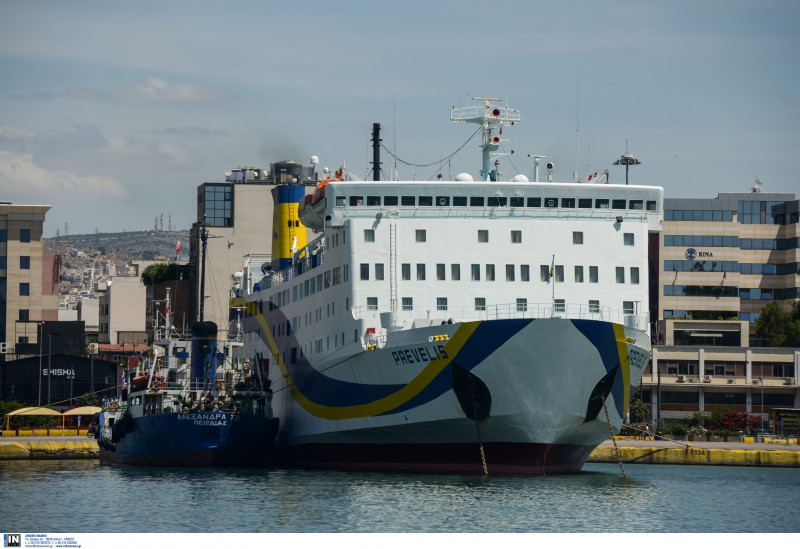 Πρόσκρουση πλοίου στο λιμάνι της Θήρας