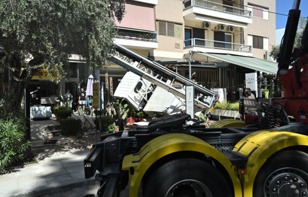 Γλυφάδα: Ανετράπη γερανός και έπεσε σε καφετέρια (εικόνες)