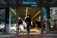 Εορταστικό ωράριο: Τι ώρα θα κλείσουν τα σούπερ μάρκετ την παραμονή της Πρωτοχρονιάς