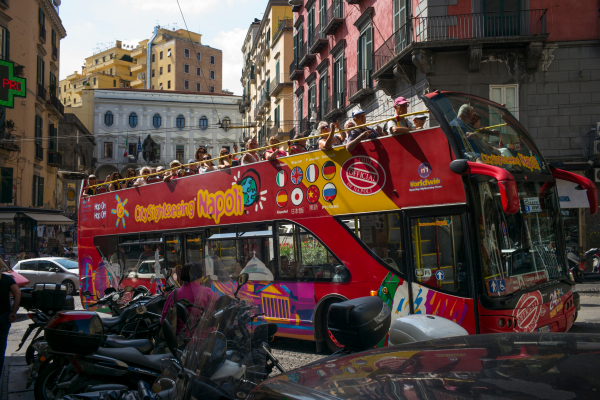 «Η Νάπολη πέθανε»: Ο υπερτουρισμός εξαφανίζει παραδοσιακές ιταλικές πόλεις