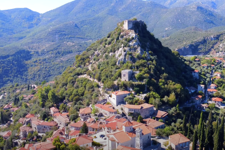 Η υποτιμημένη πόλη κοντά στην Αθήνα που γιορτάζει το Πάσχα με… τεκίλα πάρτι