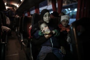 Στον Πειραιά κι άλλες πρόσφυγες από τη Μυτιλήνη
