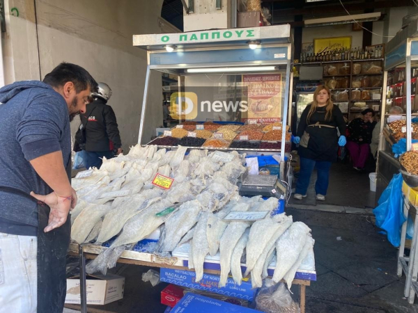 Πώς θα καταλάβετε ότι ο μπακαλιάρος που μαγειρεύετε είναι φρέσκος - Το αδιαχώρητο στη Βαρβάκειο, «τσούζουν» οι τιμές