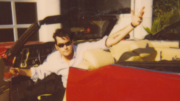 Netflix: Η ξέφρενη ζωή του Τσάρλι Σιν και οι νέες σειρές της εβδομάδας