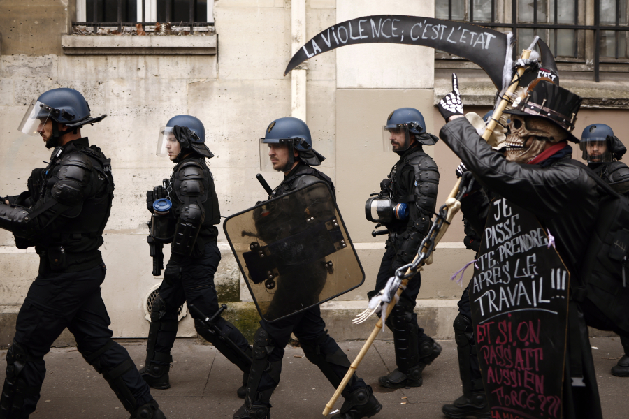 Επεισόδια μεταξύ διαδηλωτών και αστυνομίας στο Παρίσι- Πολιτική κρίση για την κυβέρνηση Μακρόν