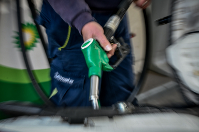 «Καίει» τις τσέπες η τιμή της βενζίνης, εκτοξεύθηκε στα 2,18 ευρώ
