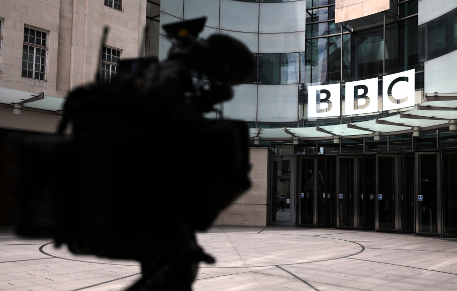 Ο Χιού Έντουαρντς είναι ο παρουσιαστής του BBC που εμπλέκεται στο σκάνδαλο με τις άσεμνες φωτογραφίες