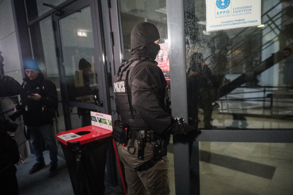 ΟΠΕΚΕΠΕ: Ελεύθερες η σύζυγος και η αδελφή του Χιλετζάκη, συνολικά 300.000 ευρώ οι εγγυήσεις