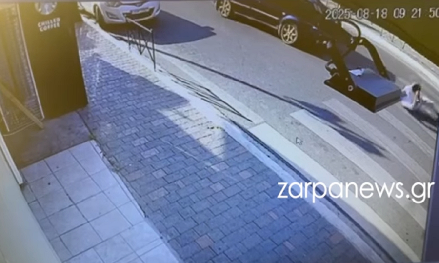 Τροχαίο στα Χανιά: Η στιγμή που αυτοκίνητο παρασύρει πεζό και τον πετά μέτρα μακριά (Βίντεο)