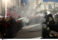 Ένταση έξω από τη Βουλή, αστυνομικοί έριξαν χημικά σε φοιτητές
