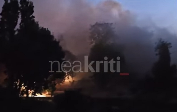 Φωτιά τώρα στο Ηράκλειο, κάτω από τα Ενετικά Τείχη (Βίντεο)