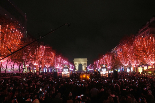 Το Παρίσι «φόρεσε» τα γιορτινά του: Η στιγμή που φωταγωγούνται τα Ηλύσια Πεδία (Βίντεο)