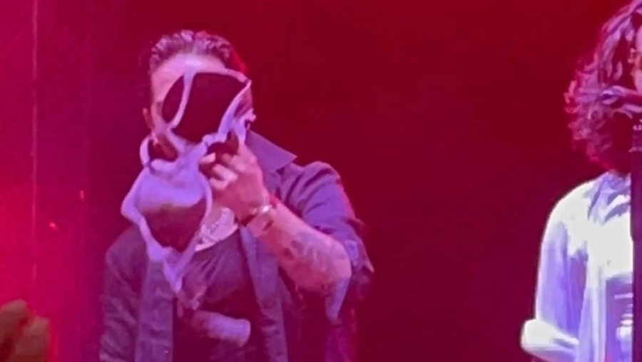 Η μάστιγα των...σουτιέν - Μετά τον Αργυρό τα «πέταξαν» και στον Μάστορα (Βίντεο)