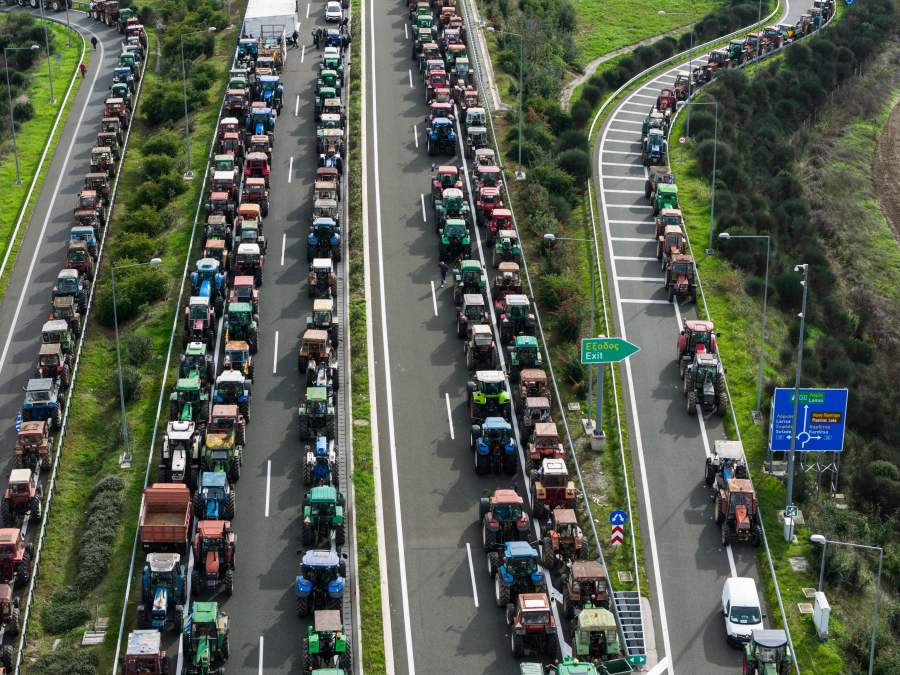 «Δεν πάει άλλο»: Ενισχύονται τα αγροτικά μπλόκα σε όλη την Ελλάδα