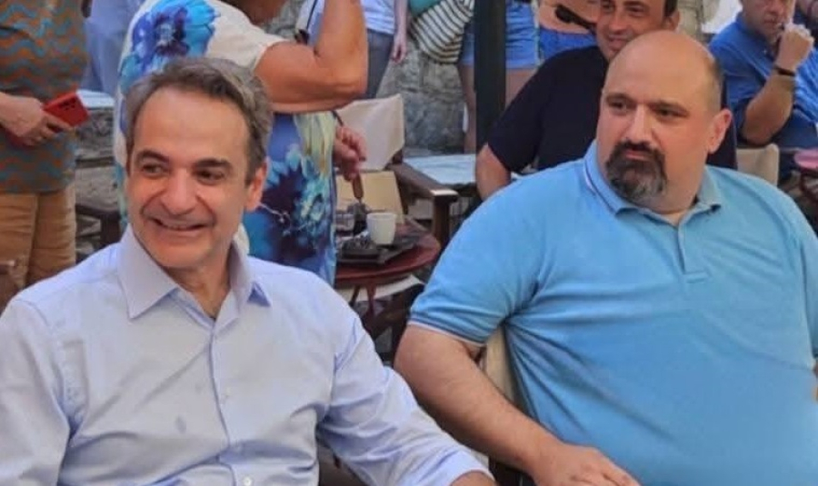 Δίπλα - δίπλα Μητσοτάκης και Τριαντόπουλος στη Σκιάθο