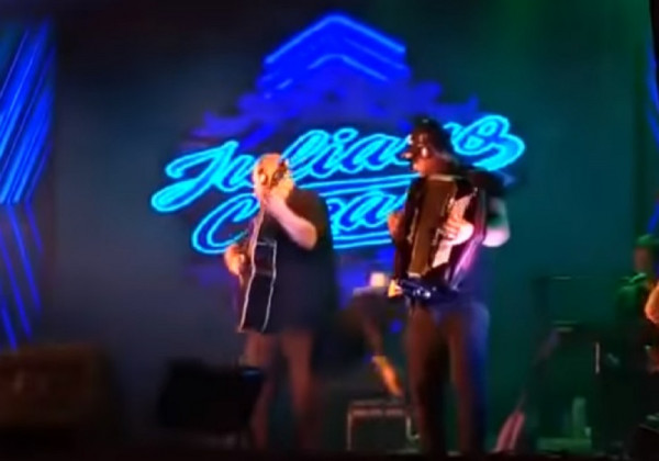 Η σοκαριστική στιγμή που τραγουδιστής πεθαίνει από καρδιακή προσβολή πάνω στη σκηνή (vid)